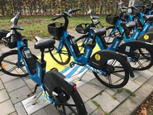 Elektrische deelfiets opladen met speciale stoeptegel